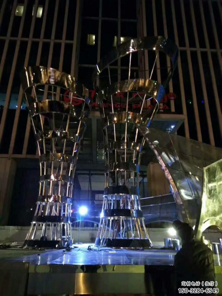 鏤空酒瓶雕塑廠家，公園不銹鋼酒瓶雕塑制作