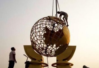 城市地球儀雕塑，網(wǎng)格體育雕塑，古銅效果