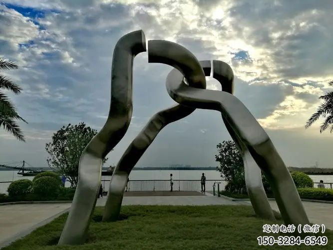 鏡面沙漏雕塑 烤漆大型雕塑 彩繪漏斗雕塑