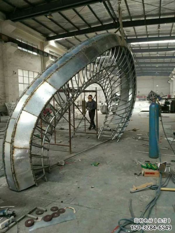 鏤空半圓門頭雕塑，不銹鋼結構大門雕塑制作