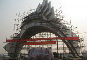 大門雕塑安裝，不銹鋼大門雕塑制作現場