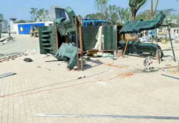 現場安裝青銅鼎雕塑