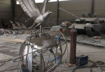 地球儀雕塑選用，美陳雕塑，金屬老鷹踩地球儀雕塑標準