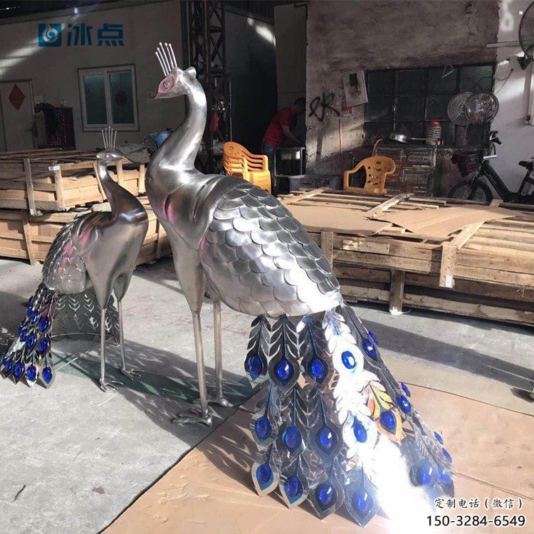 制作藝術(shù)孔雀雕塑廠家，鏡面工藝，不銹鋼孔雀雕塑預(yù)定