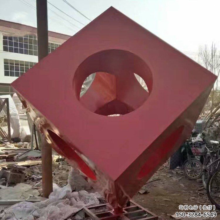 大門口正方形雕塑