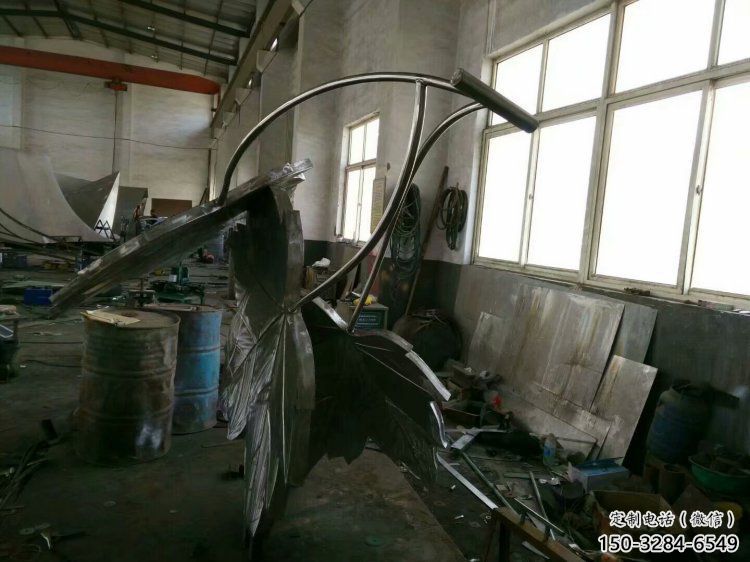 楓葉雕塑優(yōu)選，陸地?cái)[件，藝術(shù)不銹鋼楓葉雕塑供應(yīng)
