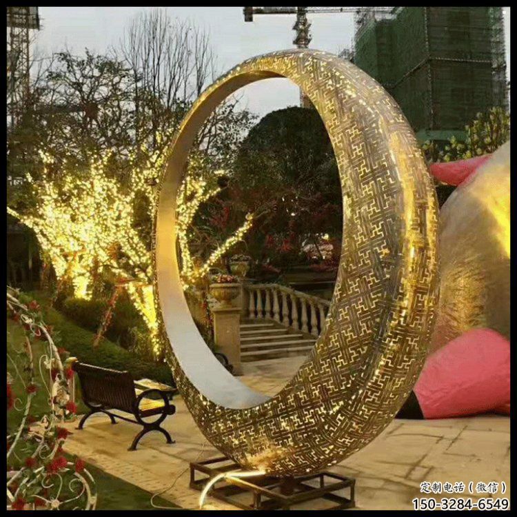 月牙雕塑制造，白鋼構(gòu)件，鏤空月牙雕塑提供