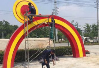 鼓樓烤漆拱門雕塑，彩虹圖案設計，不銹鋼大門雕塑實景