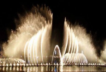 福州水景程控噴泉雕塑，高噴循環(huán)噴水方式設計制作