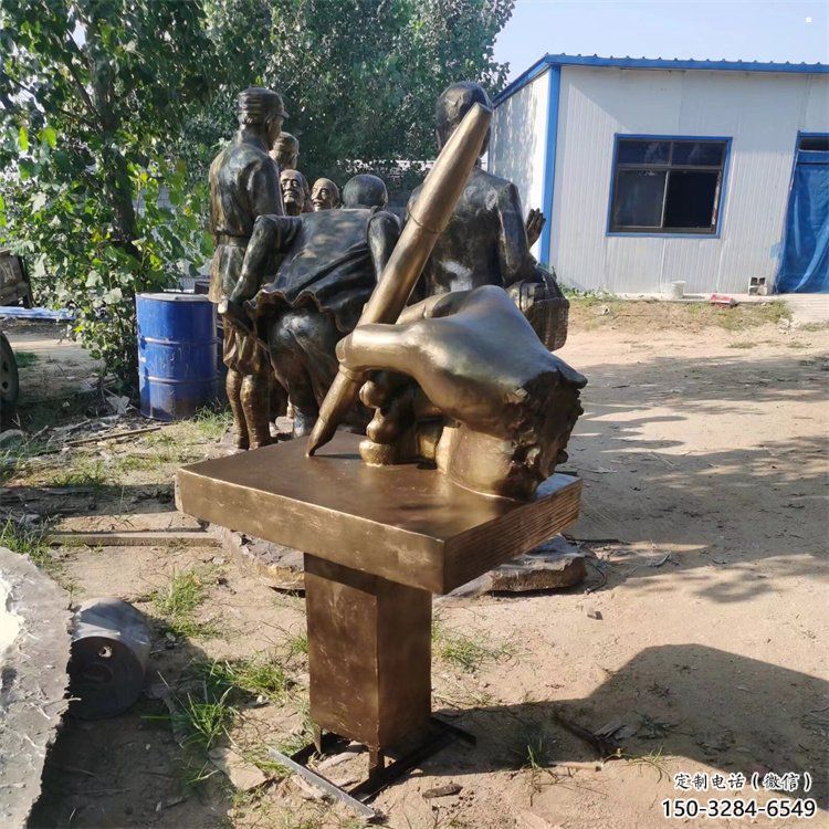 菏澤手握鋼筆雕塑，街道標(biāo)識(shí)，玻璃鋼手握鋼筆雕塑廠家